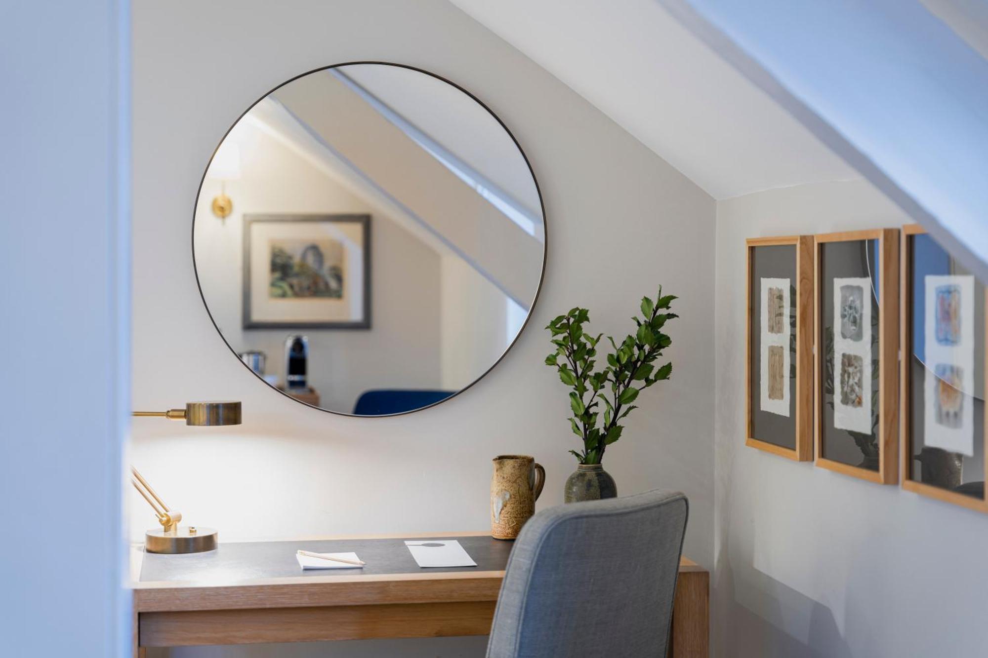 فندق ذا أولد بانك أكسفورد المظهر الخارجي الصورة A mirror in a home office