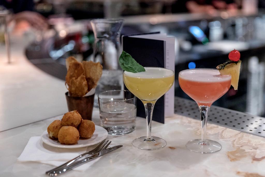 فندق ذا أولد بانك أكسفورد المظهر الخارجي الصورة Cocktails at the bar